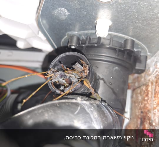 חלקי מכשיר חשמלי עם חוטים וחיבורים